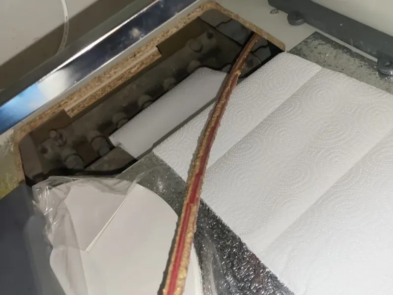 영동 싱크대 하부장 바닥을 열고 스프링을 넣는 모습